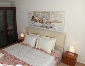 1 slaapkamer, een strijkplank/strijkijzer, gratis wifi, beddengoed