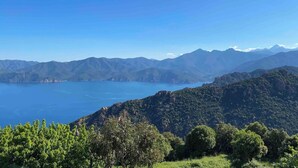 Un paisaje montañoso con cielo azul despejado.
