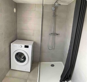 Regadera, toallas, jabón, papel de baño 