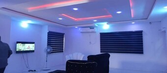 Charming One Bedroom Studio- Airport Pick up & Dropff Available