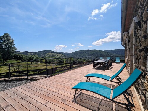 Gîte authentique et confortable avec vaste terrain et vue imprenable à Saint-Privat-d'Allier