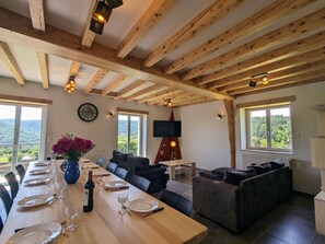Dining - Authentic and comfortable gîte with large grounds and stunning view in Saint-Privat-d'Allier (Saint-Privat-d'Allier)