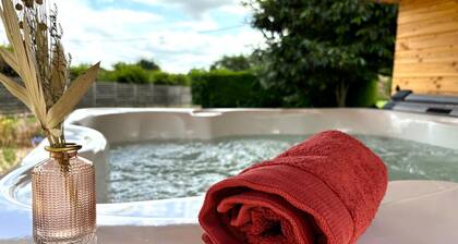 GĂźte authentique avec spa, tennis et jardin paysager â Draps et mĂ©nage inclus, calme campagnard.