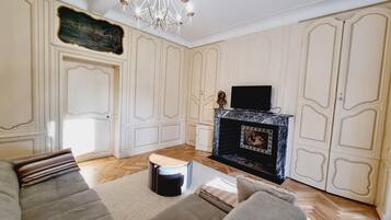 Télévision, table de tennis de table