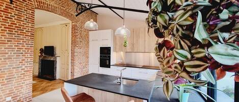 Fridge, microwave, dishwasher, coffee/tea maker