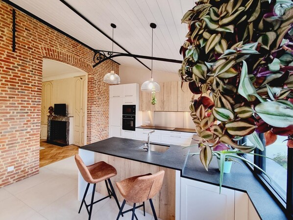 Fridge, microwave, dishwasher, coffee/tea maker