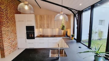 Réfrigérateur, micro-ondes, lave-vaisselle, cafetiÚre/bouilloire