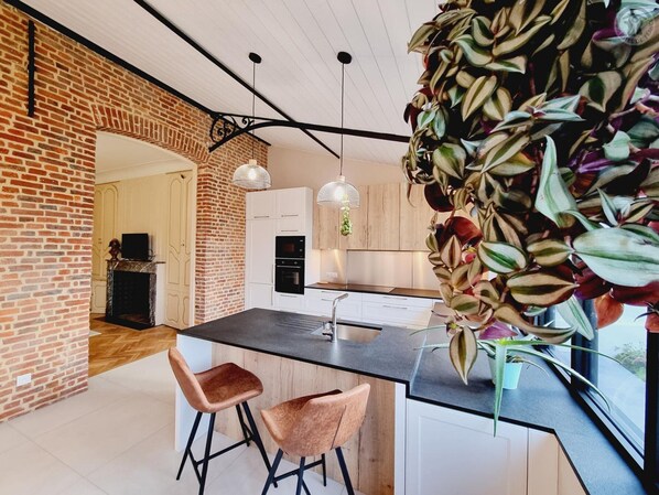 Fridge, microwave, dishwasher, coffee/tea maker