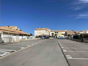 Property grounds - Family Apartment with Pool, Tennis, and Private Parking Near Beach (Fleury-Saint-Pierre-la-Mer)
