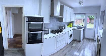 Explore Manchester from Our Spacious 3-Bedroom House
