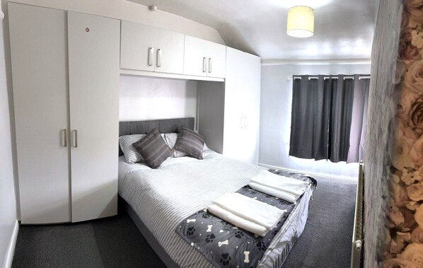 3 bedrooms, iron/ironing board, WiFi, bed sheets