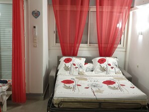 Room - Charming Air-Conditioned Apartment with Pool & Parking, Close to Port and Beach (Cap d'Agde)