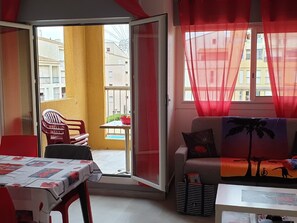 Living area - Charming Air-Conditioned Apartment with Pool & Parking, Close to Port and Beach (Cap d'Agde)