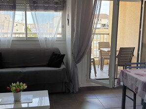 TV - Charming Portside Apartment: AC, Pool, Parking, Near Beach (Cap d'Agde)