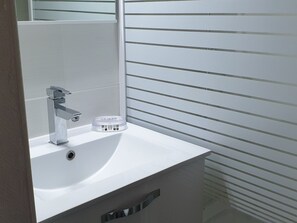 Bathroom - Charming Portside Apartment: AC, Pool, Parking, Near Beach (Cap d'Agde)