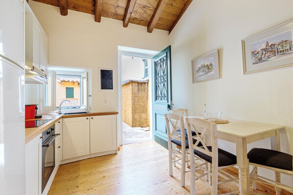 Full-sized fridge, oven, stovetop, electric kettle