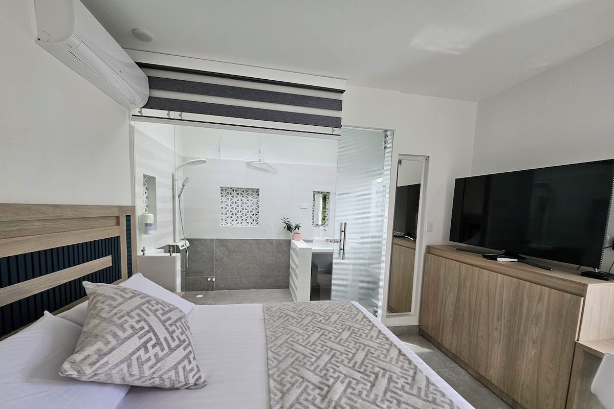 Minibar, free WiFi, bed sheets