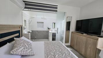 Minibar, free WiFi, bed sheets