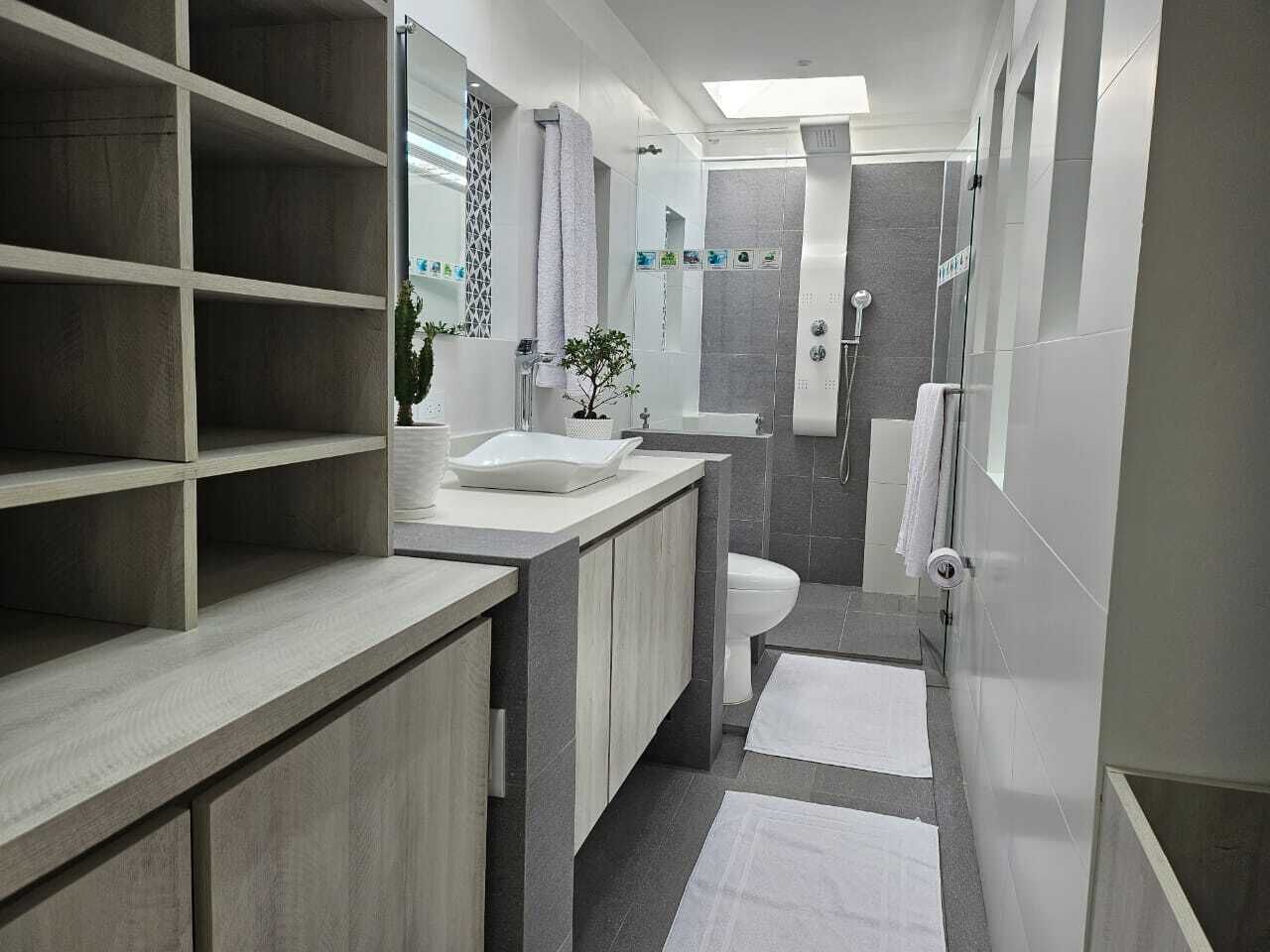 Shower, pancuran hujan,  dan handuk