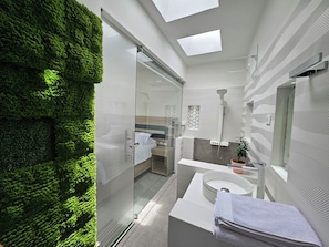 Shower, rainfall showerhead, towels - Hotel San Jerónimo (Armenia)