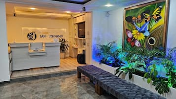 Quầy tiếp tân