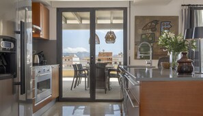 Refrigerador, microondas, lavavajillas y cafetera y tetera