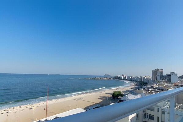 Un paisaje urbano costero con playa, edificios y cielo despejado.