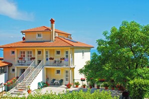 Exterior - House with 7 apartments in a quiet location, with a beautiful view of the sea (Icici)