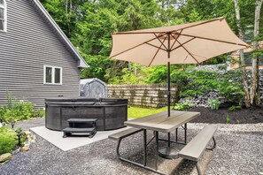 Outdoor dining - Big Pines Cabin- Belgrade Lakes Waterfront Retreat with Private Dock (Belgrade)