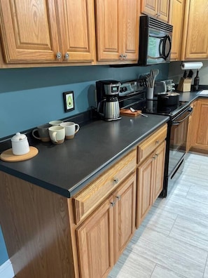 Kylskåp, mikrovågsugn, ugn och spishäll