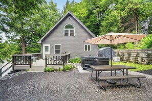 Outdoor dining - Big Pines Cabin- Belgrade Lakes Waterfront Retreat with Private Dock (Belgrade)