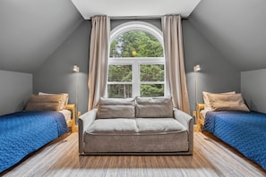 3 bedrooms, iron/ironing board, travel crib, WiFi (free)