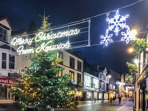 A street with Christmas decorations, including a sign that reads "Merry Christmas From Kincade." - 1 bedroom accommodation in Keswick (Keswick)