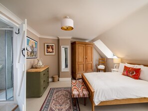 2 quartos, ferros/tábuas de passar roupa, berço de viagem