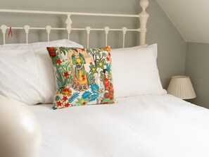 2 habitaciones, tabla de planchar con plancha y cuna de viaje