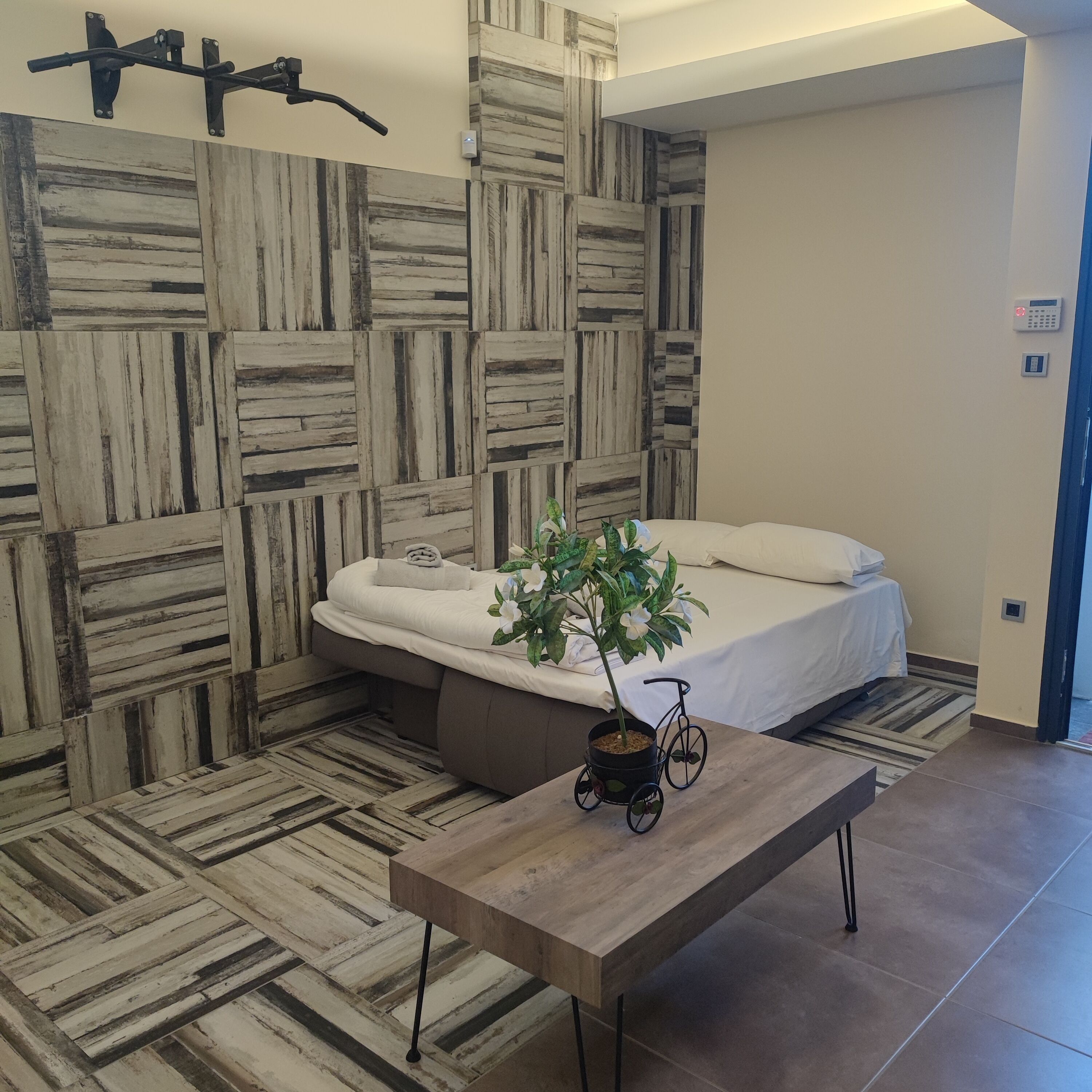 3 habitaciones, tabla de planchar con plancha, wifi y ropa de cama 