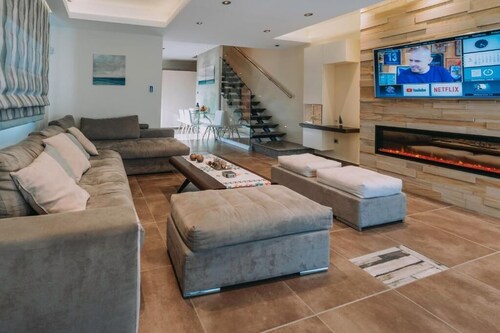 Charming 3-bedroom villa in marvelous Korinos with fitness room, WiFi