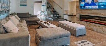 Charming 3-bedroom villa in marvelous Korinos with fitness room, WiFi