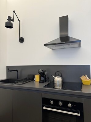 Kylskåp, mikrovågsugn, ugn och spishäll