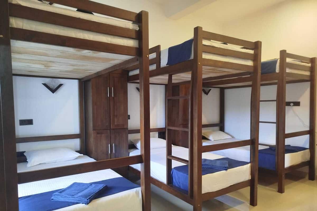 Slaapzaal, gemengd | 1 slaapkamer, een bureau, een strijkplank/strijkijzer, beddengoed