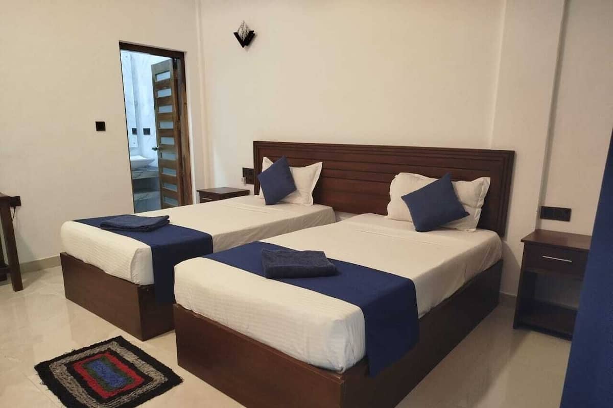 Deluxe Twin kamer | 1 slaapkamer, een bureau, een strijkplank/strijkijzer, beddengoed