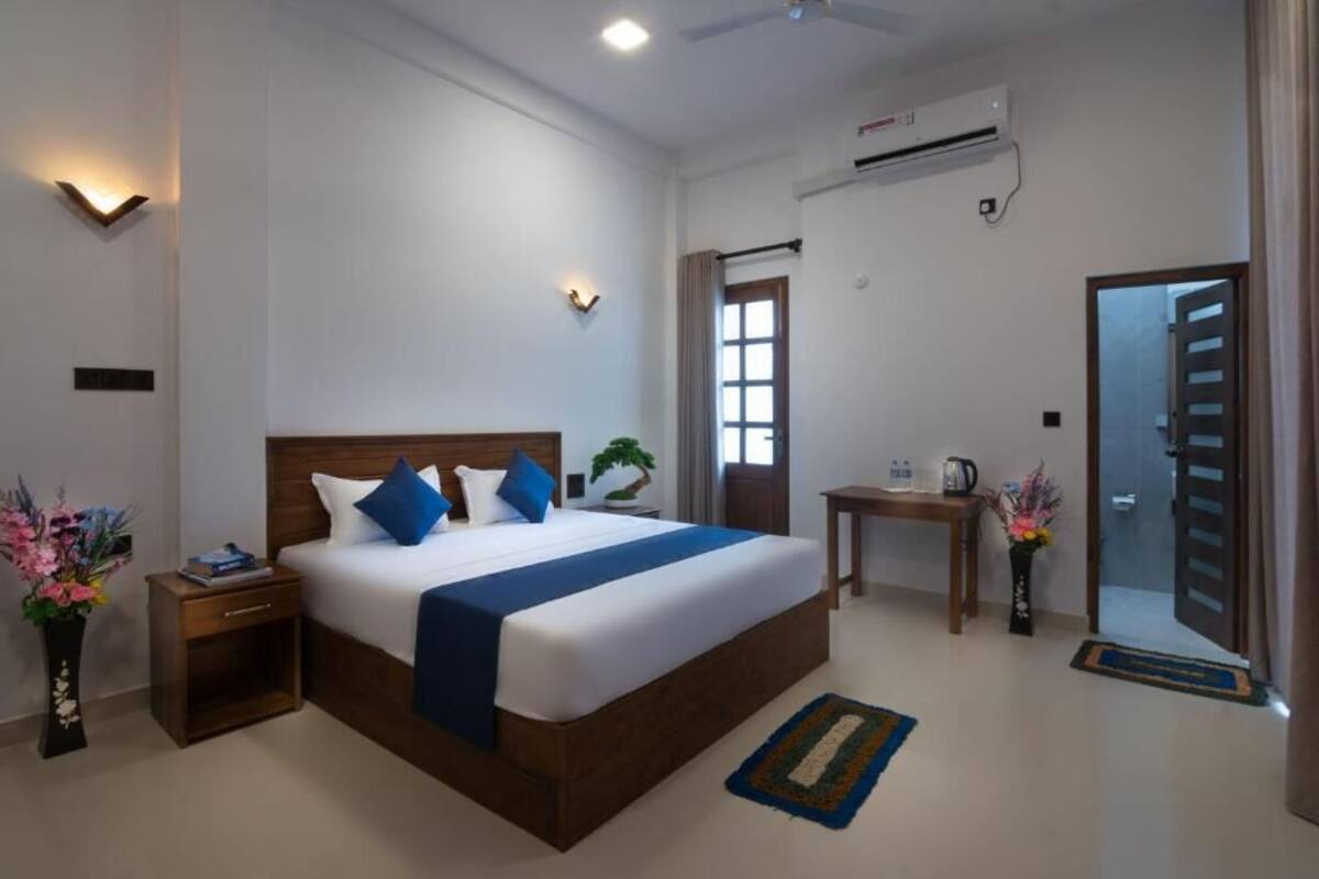 Deluxe-Doppelzimmer, Poolblick | Schreibtisch, Bügeleisen/Bügelbrett, Bettwäsche