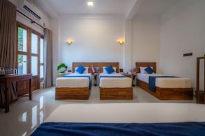 Suite familiar | Escritorio, tabla de planchar con plancha, ropa de cama