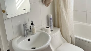 Combined shower/tub, towels