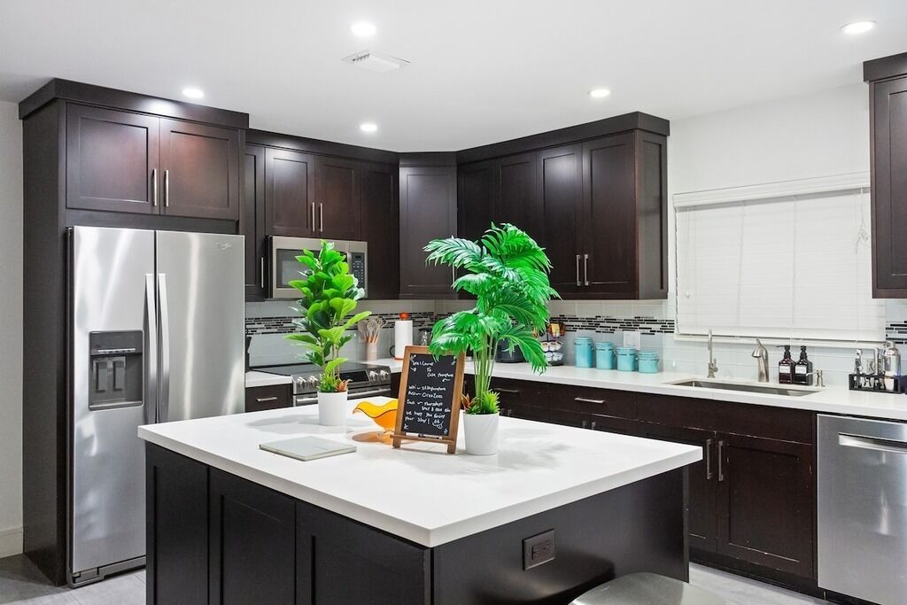 Een koelkast, een magnetron, een oven, een kookplaat