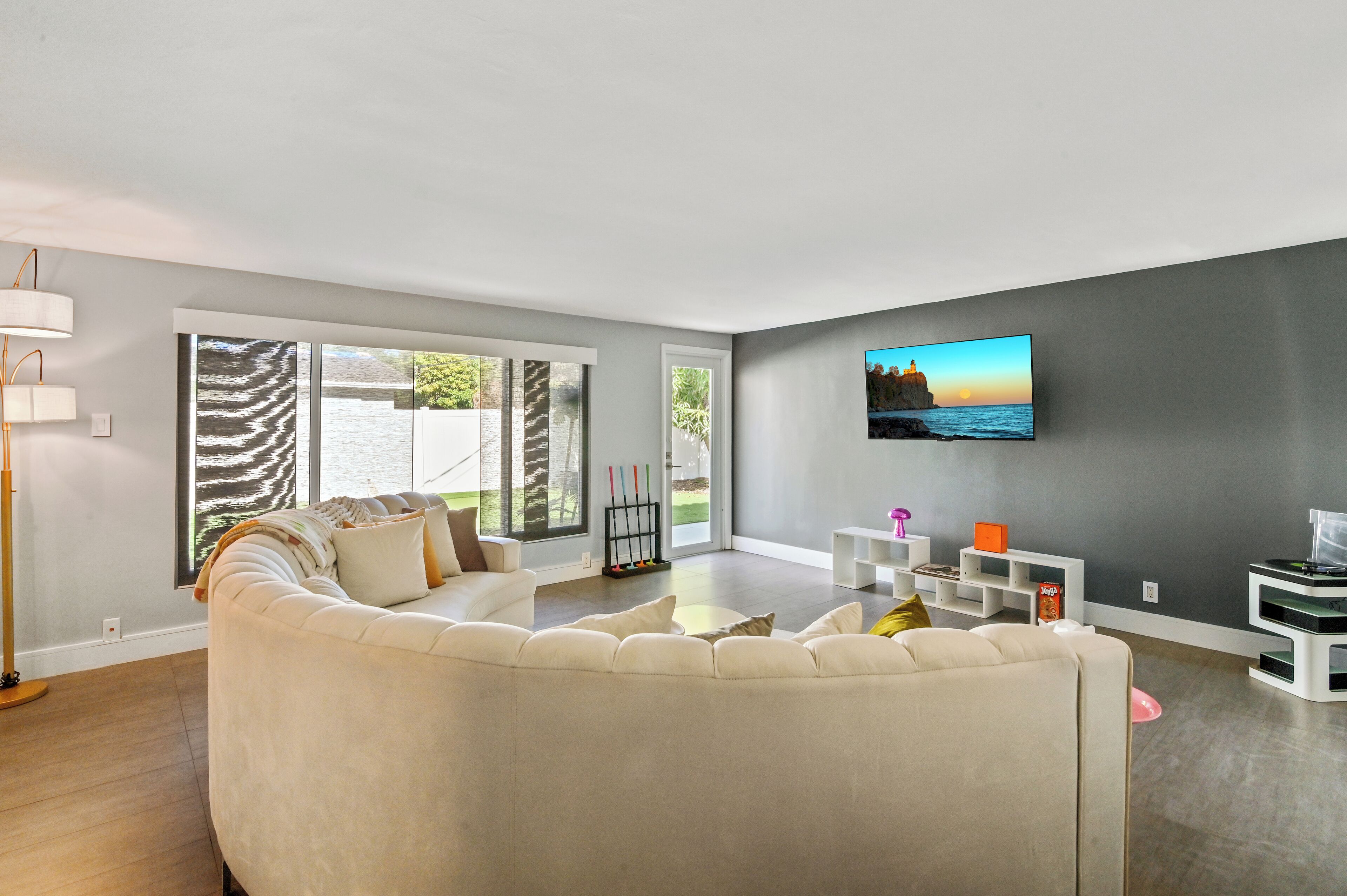 Smart TV, books, stereo