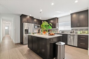 Fridge, microwave, oven, stovetop - Tropical Toucan Retreat w/ Pool (Pompano Beach)