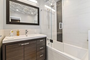 Shower, eco-friendly toiletries, hair dryer, towels - Tropical Toucan Retreat w/ Pool (Pompano Beach)