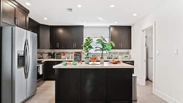 Een koelkast, een magnetron, een oven, een kookplaat