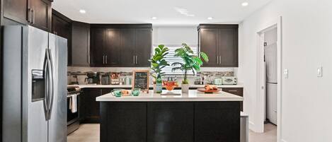 Réfrigérateur, four à micro-ondes, un four, surface de cuisson